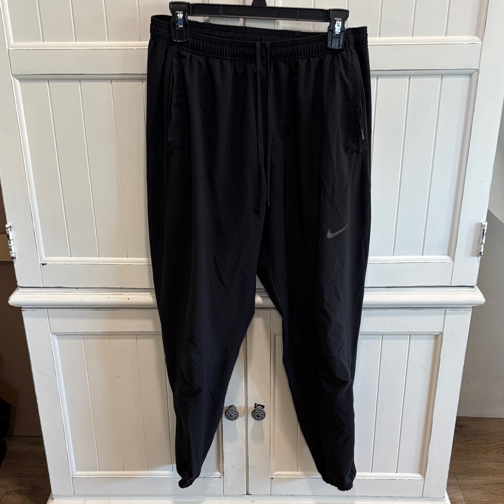 Nike Men's Black running joggers sz L